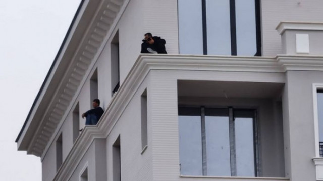 Само храна давали на турските строители, заплашили да скочат от сграда в Перник